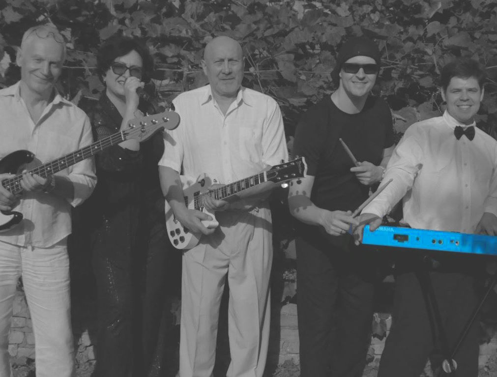 Solo Band musicians performing live